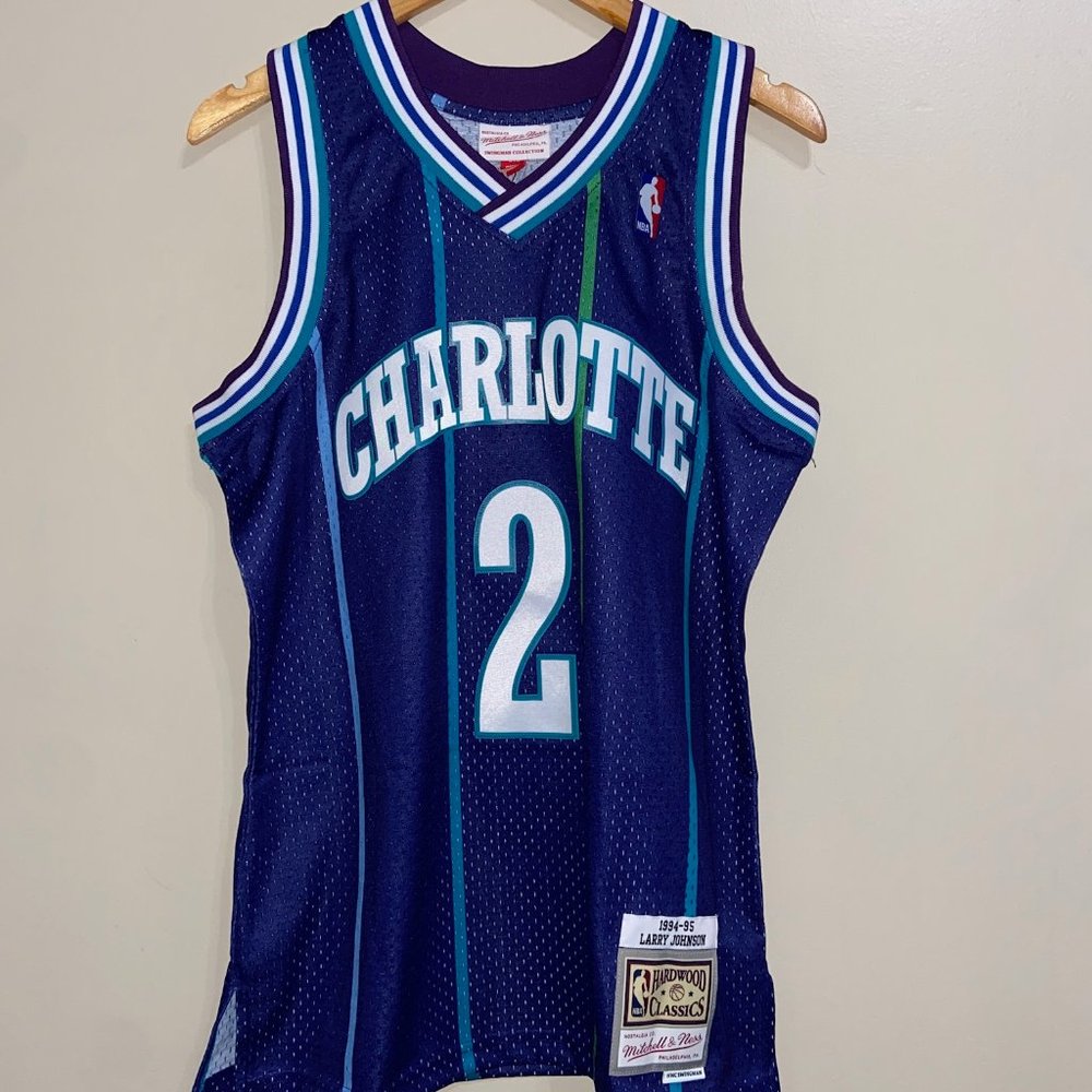 Mitchell & Ness NBA '94 Charlotte Hornets Larry Johnson Swingman Jersey Mens